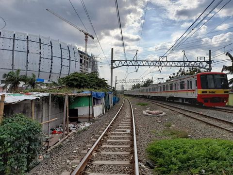 Warga gusuran Kampung Bayam bangun bedeng di belakang Jakarta International Stadium (JIS).