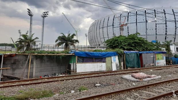Warga gusuran Kampung Bayam bangun bedeng di belakang Jakarta International Stadium (JIS).