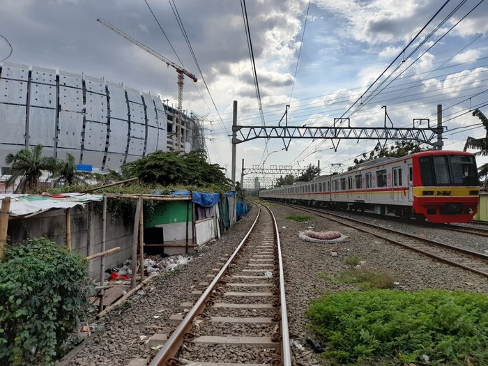 Warga gusuran Kampung Bayam bangun bedeng di belakang Jakarta International Stadium (JIS).