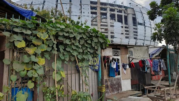 Warga gusuran Kampung Bayam bangun bedeng di belakang Jakarta International Stadium (JIS).