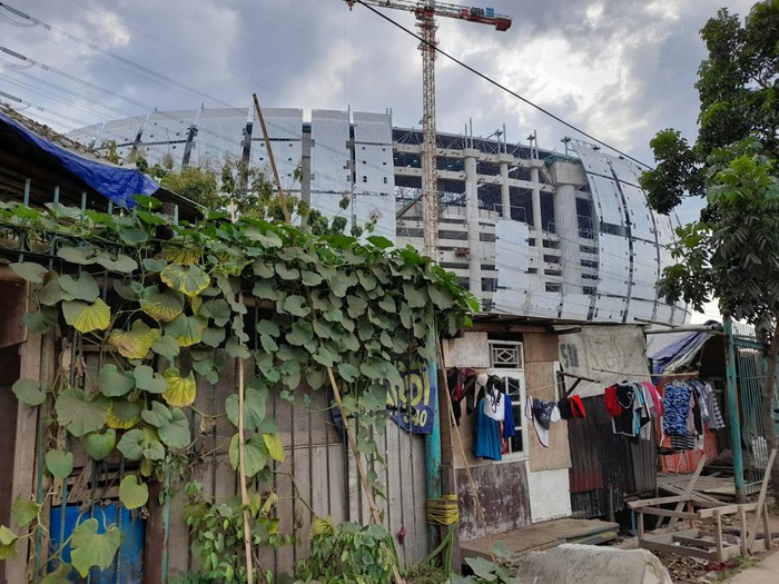 Warga gusuran Kampung Bayam bangun bedeng di belakang Jakarta International Stadium (JIS).