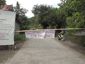 Warga Tutup Akses Jalan ke TPA di Polman Karena Cemari Lingkungan
