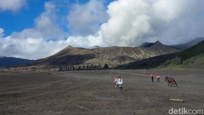 Wisata Gunung Bromo Wisata Gunung Bromo ditutup untuk kendaraan bermotor di awal Wulan Kapitu. Penutupan mulai Minggu (2/1) pukul 17.00 WIB sampai Senin (3/1) pukul 17.00 WIB.