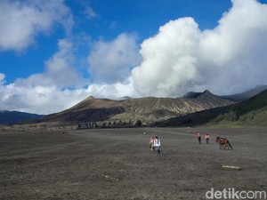 Wisata Gunung Bromo Ditutup untuk Kendaraan Bermotor di Awal Wulan Kapitu