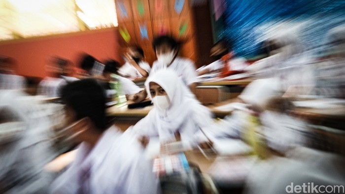 Sekolah di Jakarta menggelar tatap muka terbatas hari ini. Kapasitas ruang kelas bisa terisi 100 persen dengan durasi belajar 6 jam.
