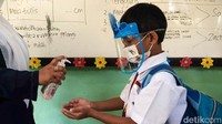 Setelah selesai belajar, siswa membersihkan tangan dengan hand sanitizer.