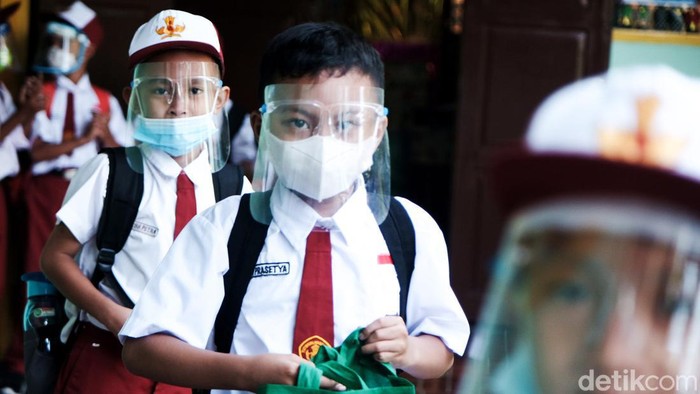 Sekolah di Jakarta menggelar tatap muka terbatas hari ini. Kapasitas ruang kelas bisa terisi 100 persen dengan durasi belajar 6 jam.