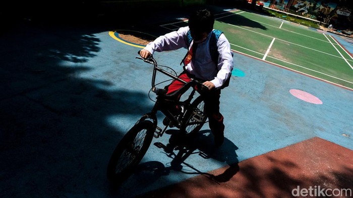 Sekolah di Jakarta menggelar tatap muka terbatas hari ini. Kapasitas ruang kelas bisa terisi 100 persen dengan durasi belajar 6 jam.