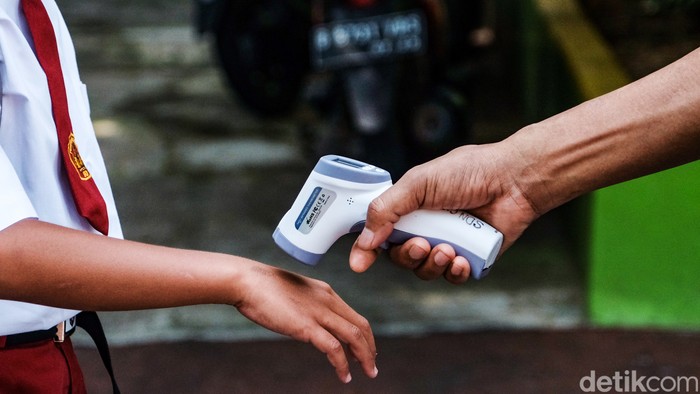 Sekolah di Jakarta menggelar tatap muka terbatas hari ini. Kapasitas ruang kelas bisa terisi 100 persen dengan durasi belajar 6 jam.