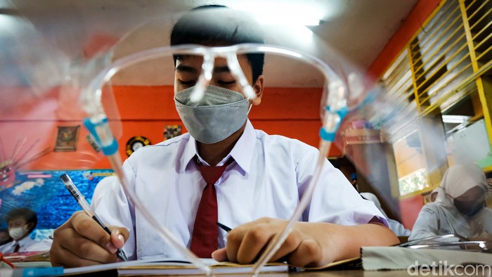 Sekolah di Jakarta menggelar tatap muka terbatas hari ini. Kapasitas ruang kelas bisa terisi 100 persen dengan durasi belajar 6 jam.