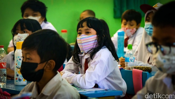 Sekolah di Jakarta menggelar tatap muka terbatas hari ini. Kapasitas ruang kelas bisa terisi 100 persen dengan durasi belajar 6 jam.