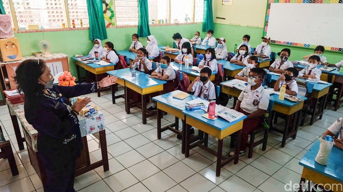 Sekolah di Jakarta menggelar tatap muka terbatas hari ini. Kapasitas ruang kelas bisa terisi 100 persen dengan durasi belajar 6 jam.