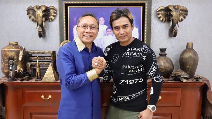 Zulhas kenalkan Charly Van Houten sebagai kader PAN