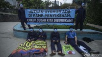 Bukti-bukti seperti kesaksian para penyintas kamp dan kebocoran dokumen internal Tiongkok menunjukkan satu juta muslim ditahan dan dikirim ke kamp dengan kedok terorisme dan separatisme.