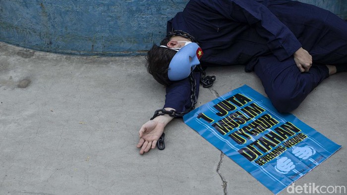 Kelompok Indonesia Save Uighur melakukan aksi teatrikal di Dukuh Atas, Jakarta, Selasa (4/1/2022). Aksi ini sebagai bentuk protes atas pembantaian muslim Uighur.