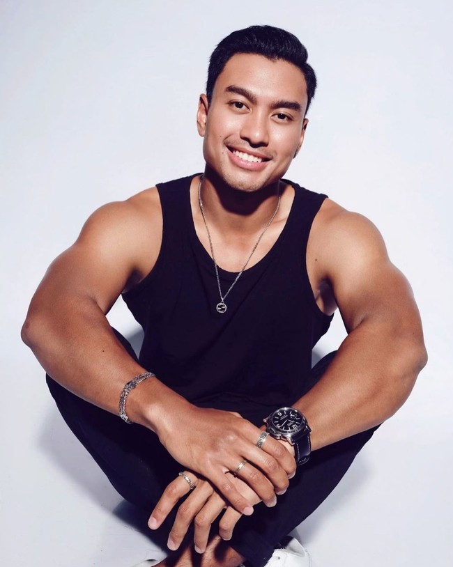 Momen saat Fuji dijodoh-jodohkan itu terlihat dalam salah satu unggahan Instagram Story pribadinya. Dalam video tersebut tampak Anggie Paturusi yang tengah mengobrol dengan Diah Permatasari. Mereka kemudian memperlihatkan foto Austin Alexander yang hendak dijodohkan dengan Fuji. Foto: Instagram/@austin.alxndr