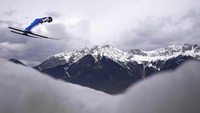 Atlet asal Italia, Giovanni Bresadola terbang di udara saat melakukan lompatan di etape ketiga dalam kejuaraan Empat Bukit ke-70 di Innsbruck, Austria (3/1/2021).