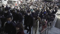 Ratusan warga Jepang datang ke kuil tersebut untuk berdoa memohon keberuntungan selama hatsumode.