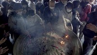 Kegiatan mengunjungi kuil ini kerap dilakukan warga Jepang sebagai upaya untuk memohon keberuntungan di tahun yang baru.