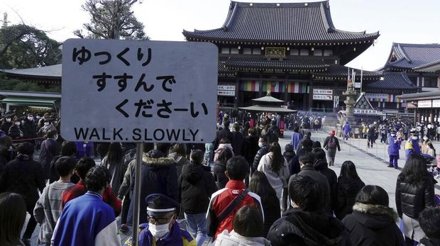 Kuil Kawasaki Daishi ramai didatangi warga Jepang di awal tahun 2022. Mereka datang ke sana untuk berdoa memohon keberuntungan di tahun yang baru.