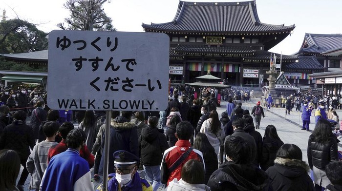 Awal Tahun, Ratusan Warga Jepang Penuhi Kuil Memohon Keberuntungan Kuil Kawasaki Daishi ramai didatangi warga Jepang di awal tahun 2022. Mereka datang ke sana untuk berdoa memohon keberuntungan di tahun yang baru.
