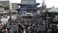 Kuil Kawasaki Daishi yang berada di kawasan Kawasaki, Jepang, ramai didatangi warga di awal tahun 2022, Senin (3/1/2022).