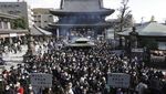 Awal Tahun, Ratusan Warga Jepang Penuhi Kuil Memohon Keberuntungan