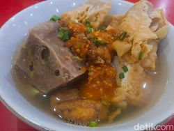 Uenak Poll! Bakso Malang Racikan Cak Man yang Kondang Sejak 1980