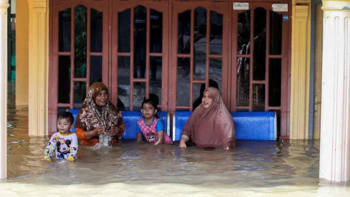 BANJIR DI ACEH UTARA Warga mengangkut pakaian yang terendam banjir ke depan rumah di Desa Meunasah Nga, Lhoksukon, Aceh Utara, Aceh, Selasa (4/1/2022). Data terakhir Badan Penanggulangan Bencana Daerah (BPBD) setempat menyebutkan banjir masih melanda 14 Kecamatan dan jumlah pengungsi terdampak bertambah dari 6.633 Kepala Keluarga (KK) atau 24.332 jiwa menjadi 9.766 KK atau 32.854 jiwa. ANTARA FOTO/Rahmad/tom.
