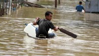 Warga membawa air bersih menggunakan perahu saat banjir melanda Desa Kampung Baru, Aceh Utara, Aceh, Selasa (4/1/2022).