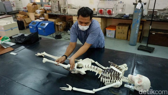 BRIN Kembangkan Implan Pengganti Sendi Buatan dalam Negeri Pusat Riset Metalurgi dan Material Badan Riset dan Inovasi Nasional (PRMM-BRIN) mengembangkan produk implan tulang pengganti sendi panggul. Produk ini bertipe cementless.