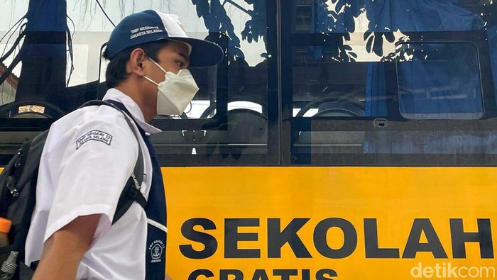 Bus Sekolah Wara-wiri Lagi Saat PTM 100 Persen Digelar di DKI PTM 100 persen di sekolah DKI Jakarta telah dilaksanakan sejak Senin (1/3/2021). Bus sekolah pun kembali wara-wiri mengantarkan para siswa.