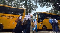Pengoperasian 171 bus sekolah tersebut untuk menunjang kegiatan proses pembelajaran tatap muka (PTM) yang kembali dibuka secara terbatas.