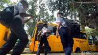 Guna mengantisipasi penyebaran virus Corona, kapasitas setiap bus sekolah dibatasi 75 persen.
