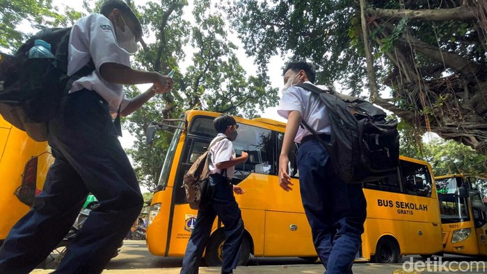 PTM 100 persen di sekolah DKI Jakarta telah dilaksanakan sejak Senin (1/3/2021). Bus sekolah pun kembali wara-wiri mengantarkan para siswa.
