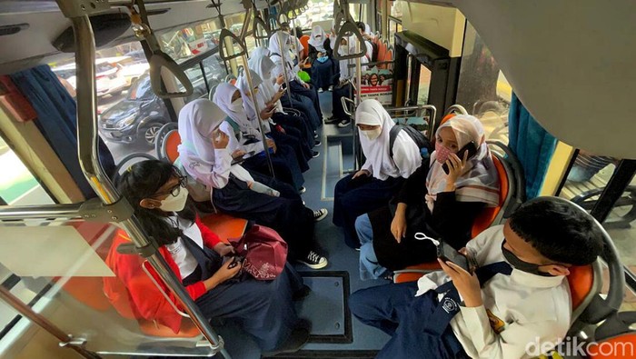 Bus Sekolah Wara-wiri Lagi Saat PTM 100 Persen Digelar di DKI PTM 100 persen di sekolah DKI Jakarta telah dilaksanakan sejak Senin (1/3/2021). Bus sekolah pun kembali wara-wiri mengantarkan para siswa.