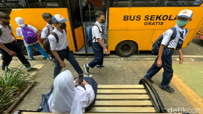 PTM 100 persen di sekolah DKI Jakarta telah dilaksanakan sejak Senin (1/3/2021). Bus sekolah pun kembali wara-wiri mengantarkan para siswa.