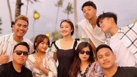 Chika Chandrika kedapatan liburan bersama dengan Fuji. Foto: Instagram Chika Chandrika