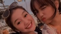 Momen keakraban Chika Chandrika dan Fuji yang membungkan kekisruhan netizen. Foto: Instagram Chika Chandrika