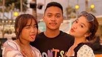 Kebetulan Fuji dan Chika Chandrika sedang sama-sama berada di Bali. Foto: Instagram Chika Chandrika