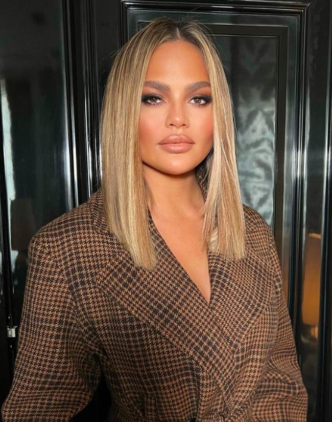 Chrissy Teigen samgat menyukai keripik nachos tapi tidak ingin makan karbohidrat. Jadi ini yang dia lakukan: “Aku cuma menjilati bumbu kejunya dan menaruh kembali keripik nachos ke dalam bungkusnya. Jadi aku tetap bisa menikmati bumbu tanpa harus makan karbo!” Foto: dok. Instagram/@chrissyteigen