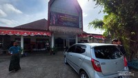 Begitu sampai kita langsung disambut oleh guide yg dengan ramah menjelaskan sejarah asal muasal dan proses pembuatan tenun khas Lombok