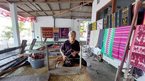 Tak hanya melihat proses menenun kita juga bisa melihat proses lainnya seperti memintal kapas menjadi benang dan juga mendesign motif tenun