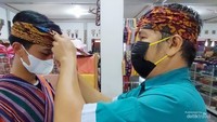 Selain melihat proses menenun kita juga akan dipakaikan pakaian adat Lombok lho