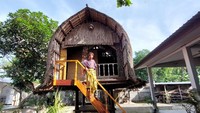 Kita juga bisa berfoto dengan pakaian adat di spot rumah tradisional Lombok