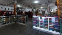 Berbagai macam produk tenun Lombok dijual di sini seperti kain selendang selimut sarung ikat kepala tas hiasan dinding dll