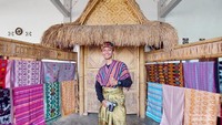 Sahabat saya Guntur tak mau ketinggalan berfoto dengan latar kain tenun tradisional Lombok