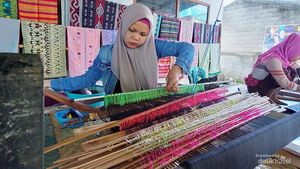Potret Desa Sukarara, Surganya Kerajinan Kain Tenun Khas Lombok