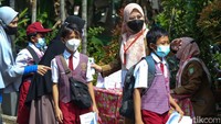 Para murid SDN Larangan 10 Kota Tangerang mengantre saat mengikuti vaksinasi COVID-19, Selasa (4/1/2022).