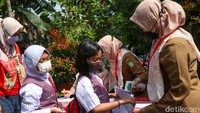 Lebih dari 400 siswa/i SDN 10 Larangan Kota Tangerang mendapatkan vaksinasi dosis pertama hari ini.